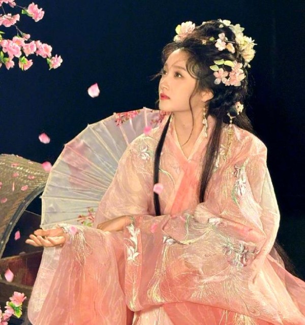 多重粉衣造型惊艳时光：明星们的时尚蜕变