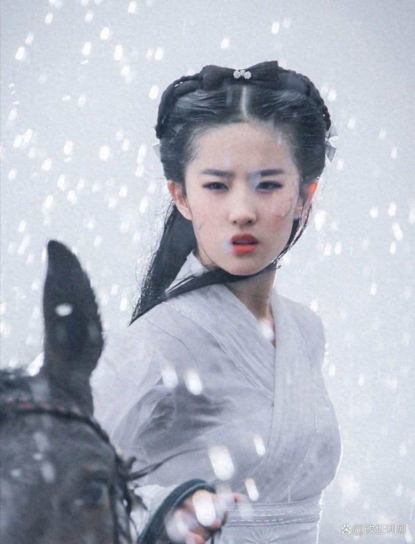 刘亦菲素颜吃火锅登热搜：当神仙姐姐变成普通人，谁能真的放下滤镜？