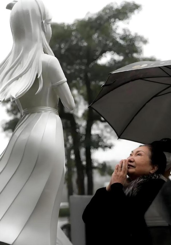 马筱梅生产在即！汪小菲寺庙再次下跪祈福，回应不带儿女看望大S