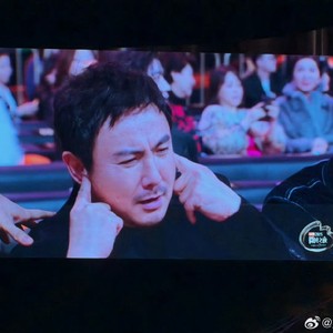沈腾在2026年微博之夜颁奖礼上具体是怎么表演惜败情绪的？
