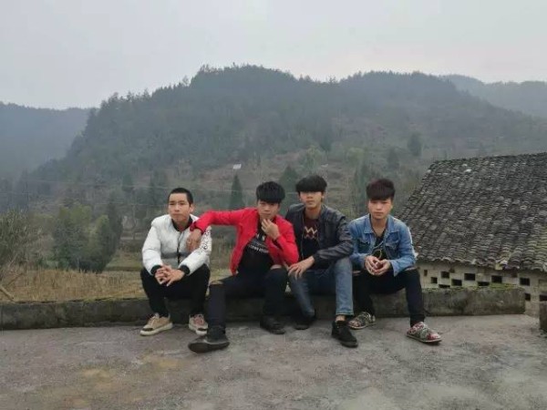 揭秘深山里的快手红人：百万粉丝背后的孤独