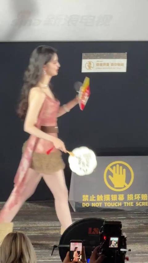 谁能听懂王楚然在说啥呢，完全肤白貌美大长腿