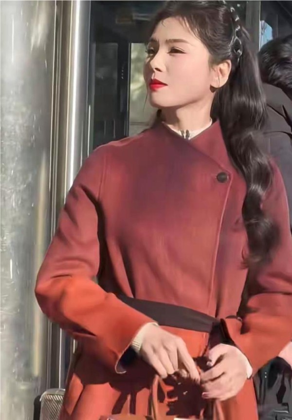 刘涛春晚彩排后，穿红色大衣，波浪卷长发，少女感十足
