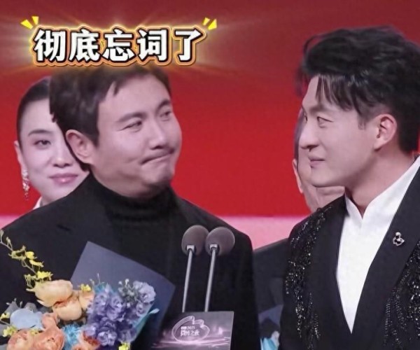 颁奖典礼上，演员沈腾闹笑话，忘词把张艺谋震惊了，杨幂捂脸大笑