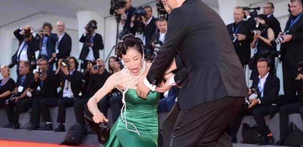 笑不活了！2025内娱搞笑名场面合集，明星们的“野生瞬间”承包全年笑点，真实翻车与吐槽打破完美人设，揭露娱乐圈最接地气的快乐源泉