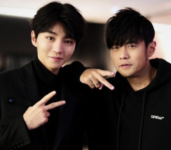 周杰伦晒与王俊凯陈奕迅合照，三代巨星同框引发回忆杀