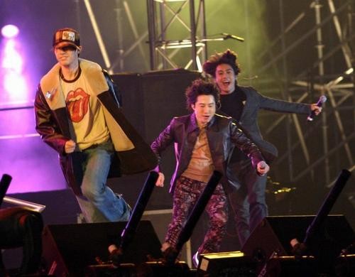 图文：四国歌手“手拉手”激情开唱(1)