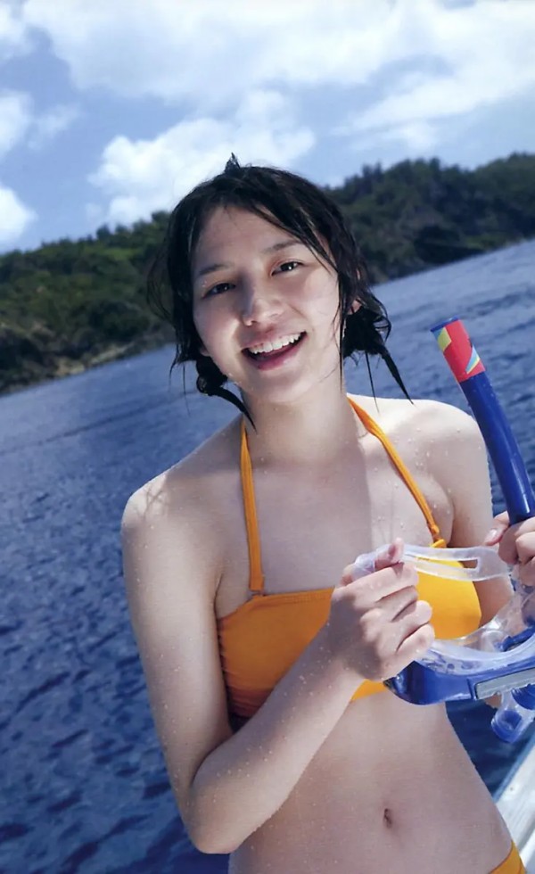 海哥看世界：正所谓，“赤道以北，长泽雅美”。长泽雅美是日本知名女演员，以其精湛的演技和清新脱俗的形象深受观众喜爱。她出生于1985年6月3日，日本静冈县。长泽雅美从小就对表演艺术有着浓厚的兴趣，她的演艺生涯起步于2000年，当时她参加了由东宝公司举办的“东宝灰姑娘”选拔赛，并荣获最高奖项，从而正式进入演艺圈。
长泽雅美的演艺之路可以说是一帆风顺。2004年，她在电影《在世界中心呼唤爱》中的表现赢得...