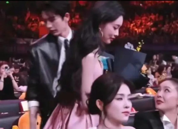 白鹿白眼引热议！张凌赫路过引爆猜疑，两人关系真相是？