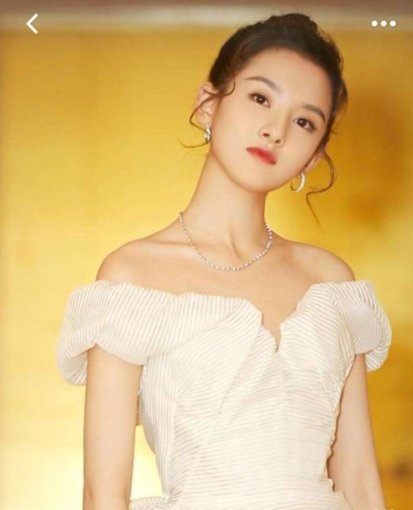 终于知道宋祖儿为啥不剪刘海了, 差别太大, 果然鹅蛋脸不适合刘海