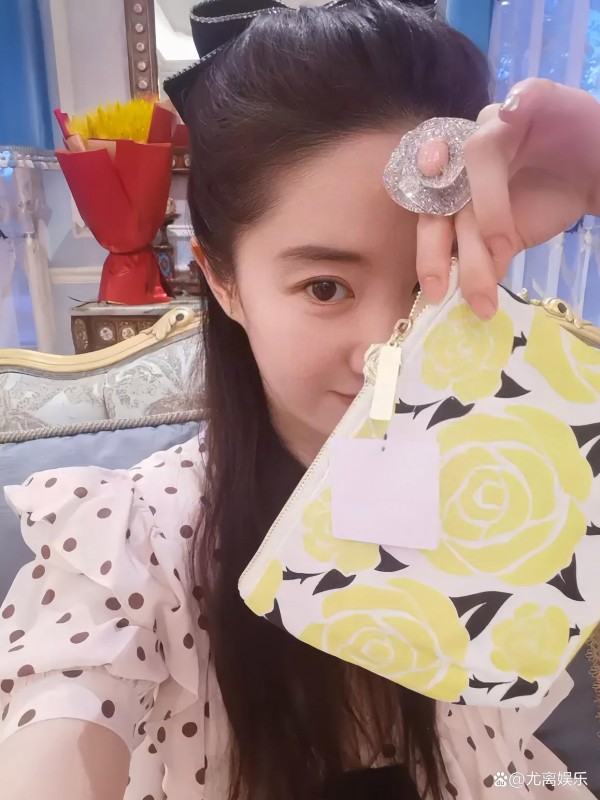 天仙姐姐刘亦菲：波点泡泡袖裙下的美丽瞬间