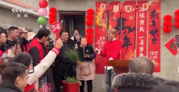 潮评丨为普通人写诗 是流量该有的温度