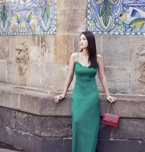 陈乔恩结婚后大换风格，烫了羊毛卷发型穿新中式，美得像换了个人