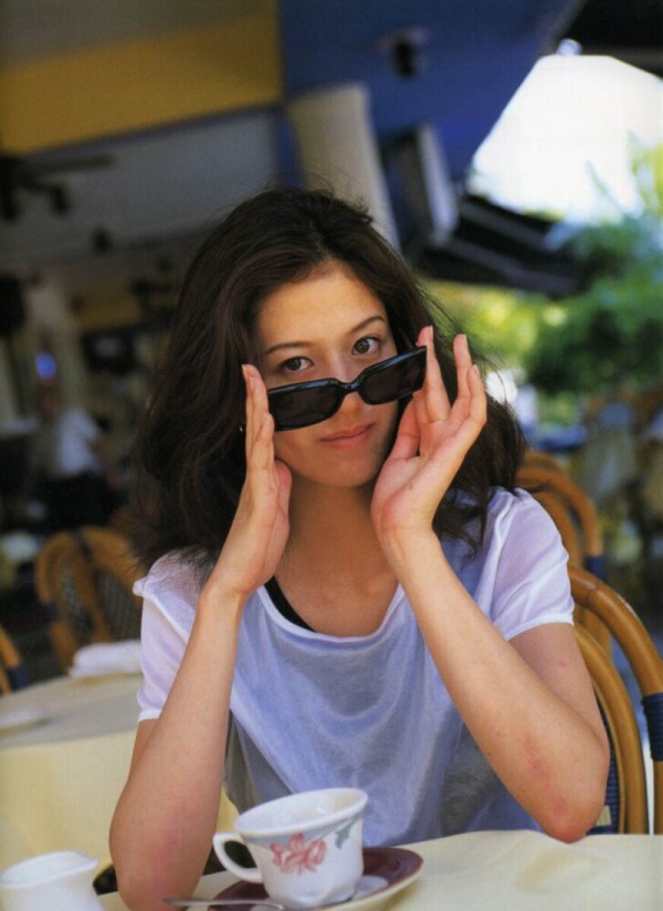 日本 90 年代知名的写真偶像、演员嶋村かおり艺术写真集