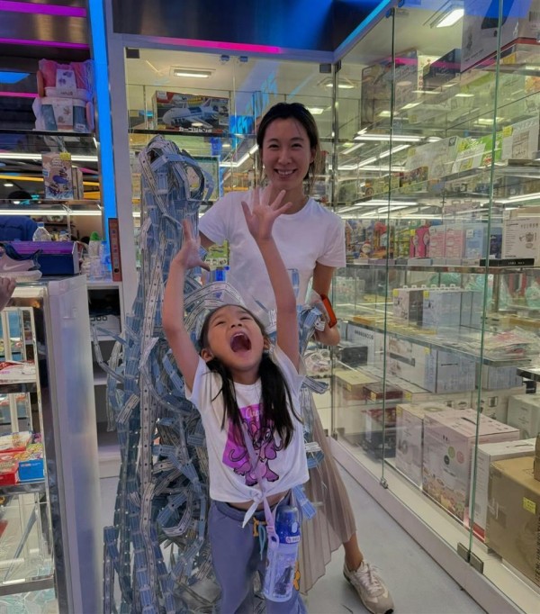 香港女星婚后淡出娱乐圈！嫁大25岁富商变阔太，儿女双全生活美满