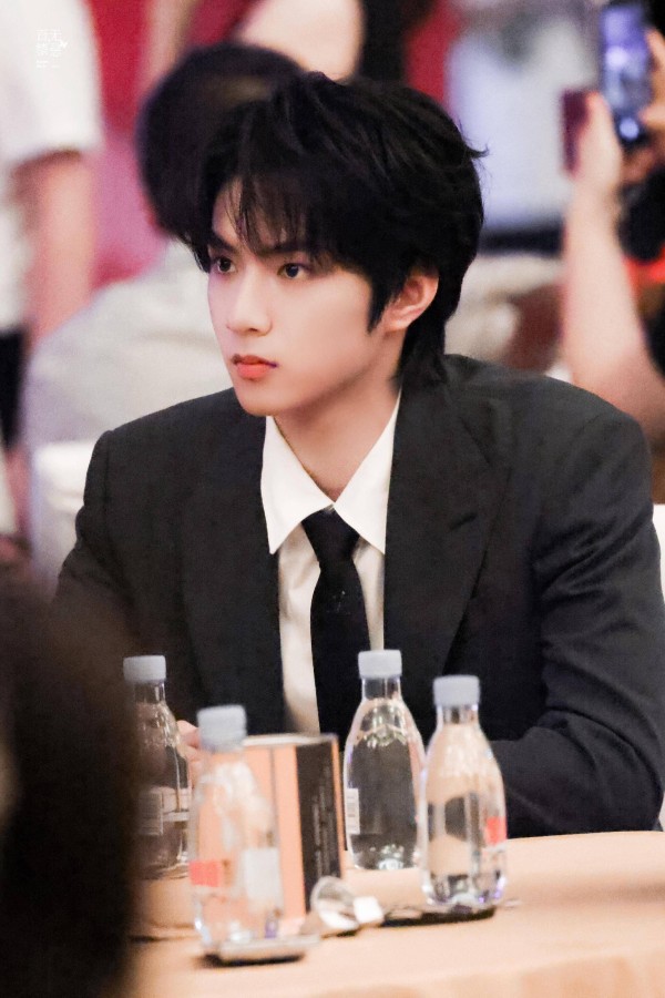 刘耀文百花奖提名:网友直呼‘小朋友你很厉害呦’!