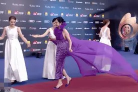 姚晨走红毯被人搀扶，穿薄纱上衣胸前空一块，超大宝石项链好抢眼图片