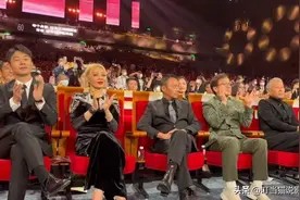 68岁成龙出席颁奖典礼，懂礼仪获好评，坐姿端正没有跷二郎腿图片