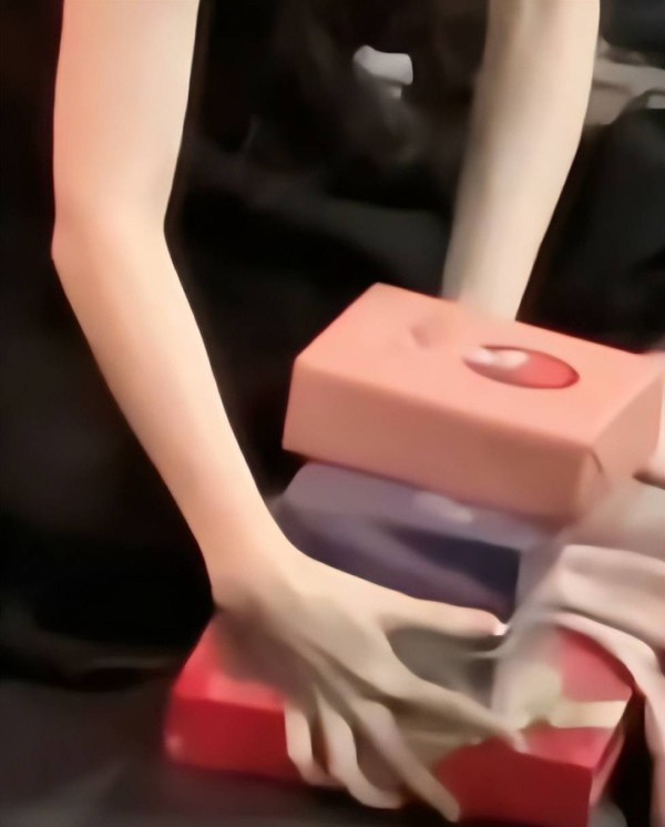 ！孟子义微博之夜在角落顺走四盒饼干，哈哈哈