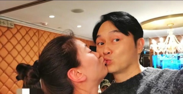 难得夫妻是少年！张智霖夫妇庆祝银婚，靓靓晒从未曝光的青涩旧照