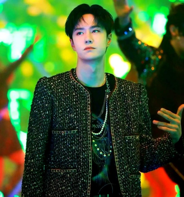 乐华家族照背后：C位之争与站位象征