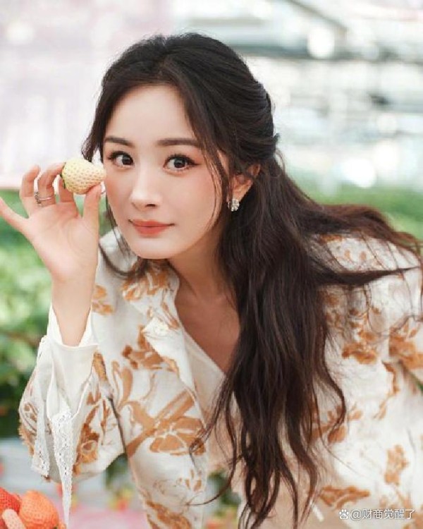 “刘亦菲杨幂零互动？友谊变质还是各美其美：娱乐圈关系背后的真相！”