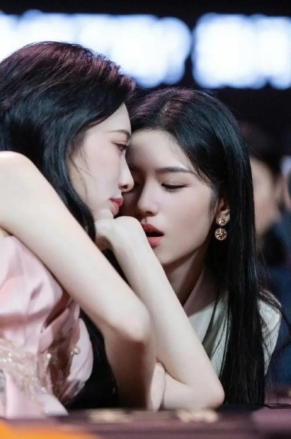 微博之夜2个细节，谁才是全场社交焦点？