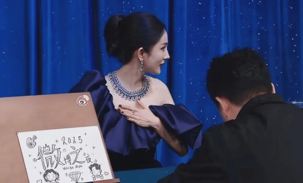 微博之夜后台成社交名利场！熟人作伴剧组抱团，黄晓明成社交达人