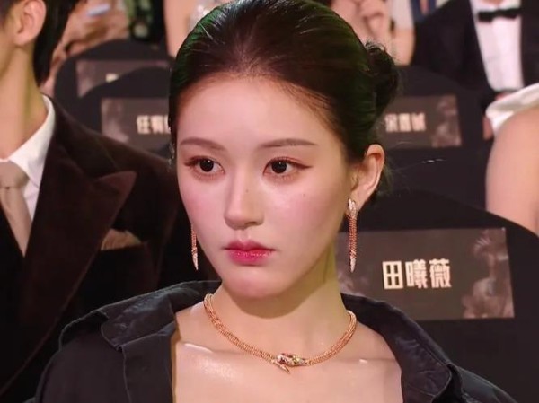 星光大赏台下“年会”：艺人的真实社交场，是松弛做自己还是时刻管理表情？