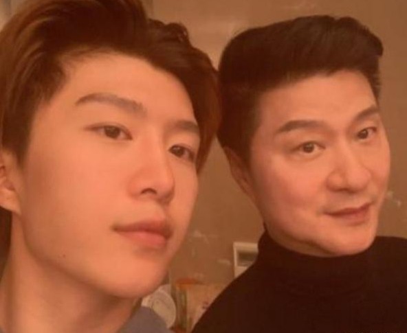 范丞丞与一家人单独合影，看到他与范冰冰合影姿势，网友傻眼了