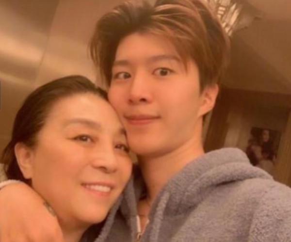 范丞丞与一家人单独合影，看到他与范冰冰合影姿势，网友傻眼了