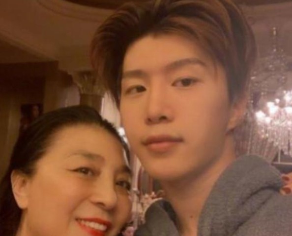 范丞丞与一家人单独合影，看到他与范冰冰合影姿势，网友傻眼了