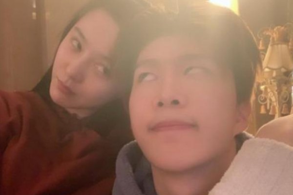 范丞丞与一家人单独合影，看到他与范冰冰合影姿势，网友傻眼了