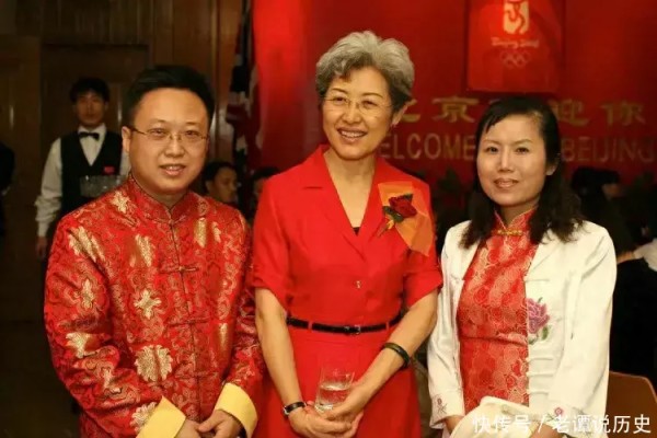 2012年，傅莹和家人合影，满头白发却青春洋溢，永远的“外交女神”