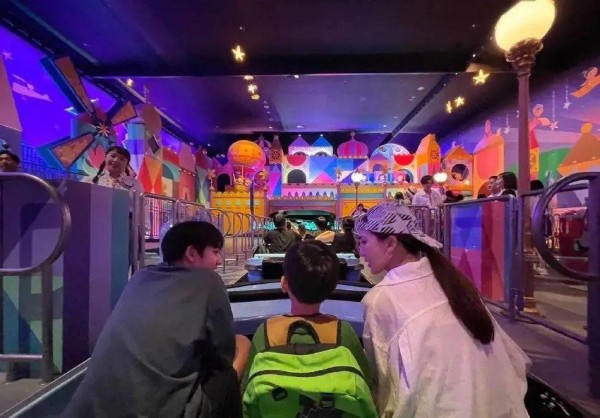 惊艳露脸！林志颖儿子Kimi帅气侧颜曝光，与家人游迪士尼甜蜜合影