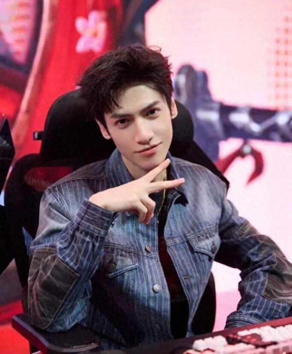 罗云熙陈瑶恋情登上热搜，罗云熙方发布声明否认恋情，陈瑶工作室未公开回应