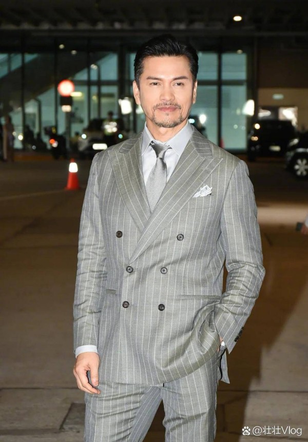 吕良伟能年轻30年，根本不是基因的功劳。传闻，他家保姆透露，雷打不动的规矩有三条：晚上十点拉电闸，清晨六点院子里的太极准时起势，厨房三十年不见重油盐。你以为这是明星的矫情？错，这个习惯他们已经坚持了数十年，不是作秀，而是日常生活的一部分。把吕良伟当明星看，你就输了。这是一个活体数据库，...