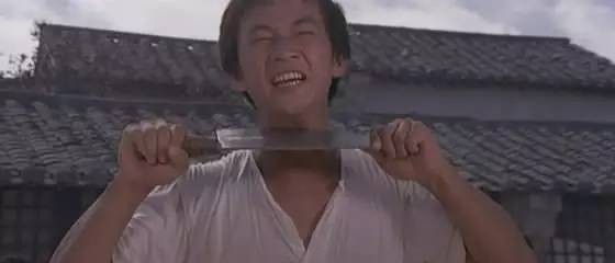 他曾在娱乐圈叱咤风云，比成龙还红的打星，晚年却如此凄凉不堪