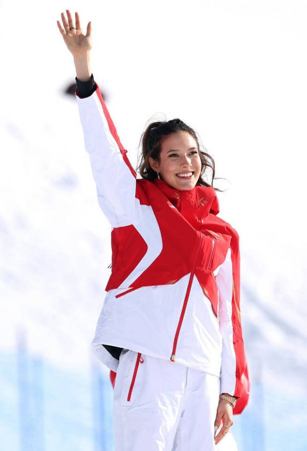 谷爱凌笑容灿烂。