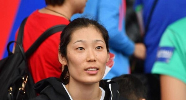 赖亚文尴尬了，中国排协尴尬了，郎平终身成就奖捧手却无声离开，朱婷世界第一却难归国家队