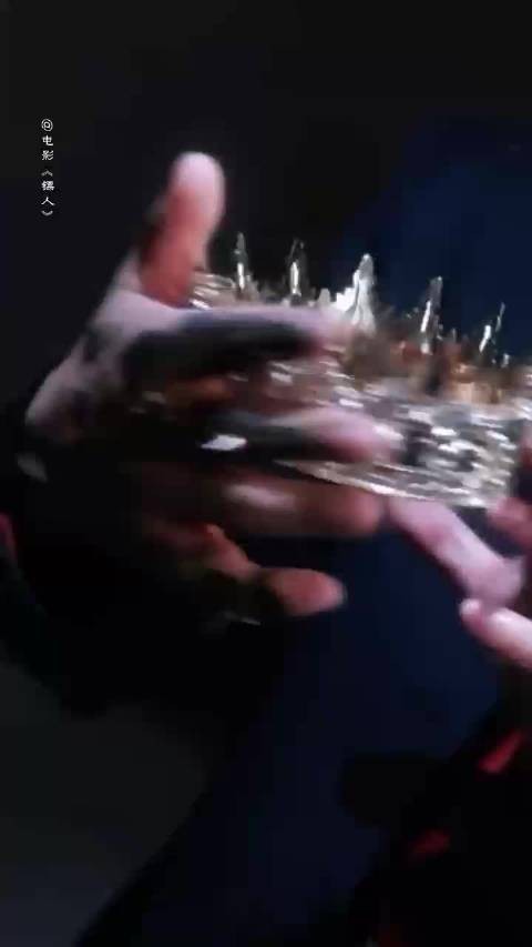 刘耀文此沙王冠转场视频曝光，双神颜同框引热议