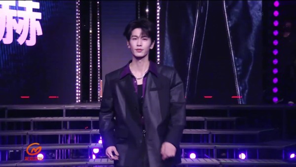 张凌赫无畏契约明星表演赛登场cut！张凌赫又走秀啦！一路小跑还跳上了！