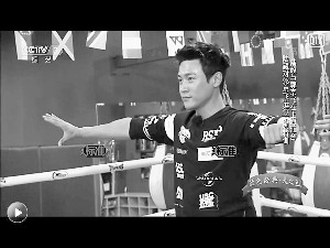 虽然多年未练京剧，但陆毅示范抡膀子、走圆场等动作时，依然非常标准。