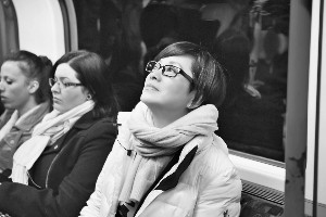 毛阿敏（右）在伦敦录制《花儿与少年2》时，展示流利英文。