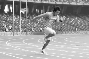 郑恺曾是国家二级短跑运动员，他表示因为体育成绩出色，读书时就是红人。