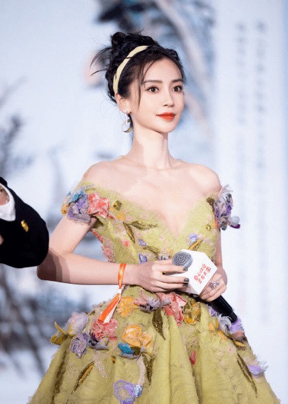 综艺常客baby，靠走红毯赢回路人缘，有时候美貌也是一种能力