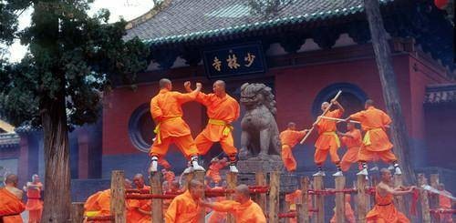 这座寺庙有人居住却五百年不曾开门，小伙强硬推开，看傻了眼