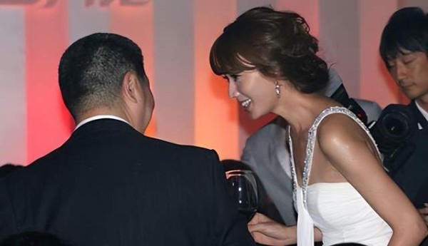 热镀丨女明星陪酒真的存在吗？粉丝：我也陪酒，都是打工人