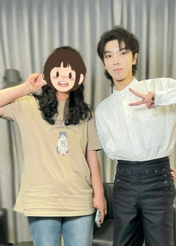 华晨宇殷秀梅罕见同框？两代歌坛实力派挽手登台，观众直呼画面太有味道