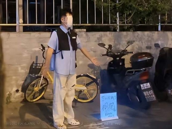 任泉在街头直播免费送拥抱，用口罩遮住整张脸，伸出双手无人搭理